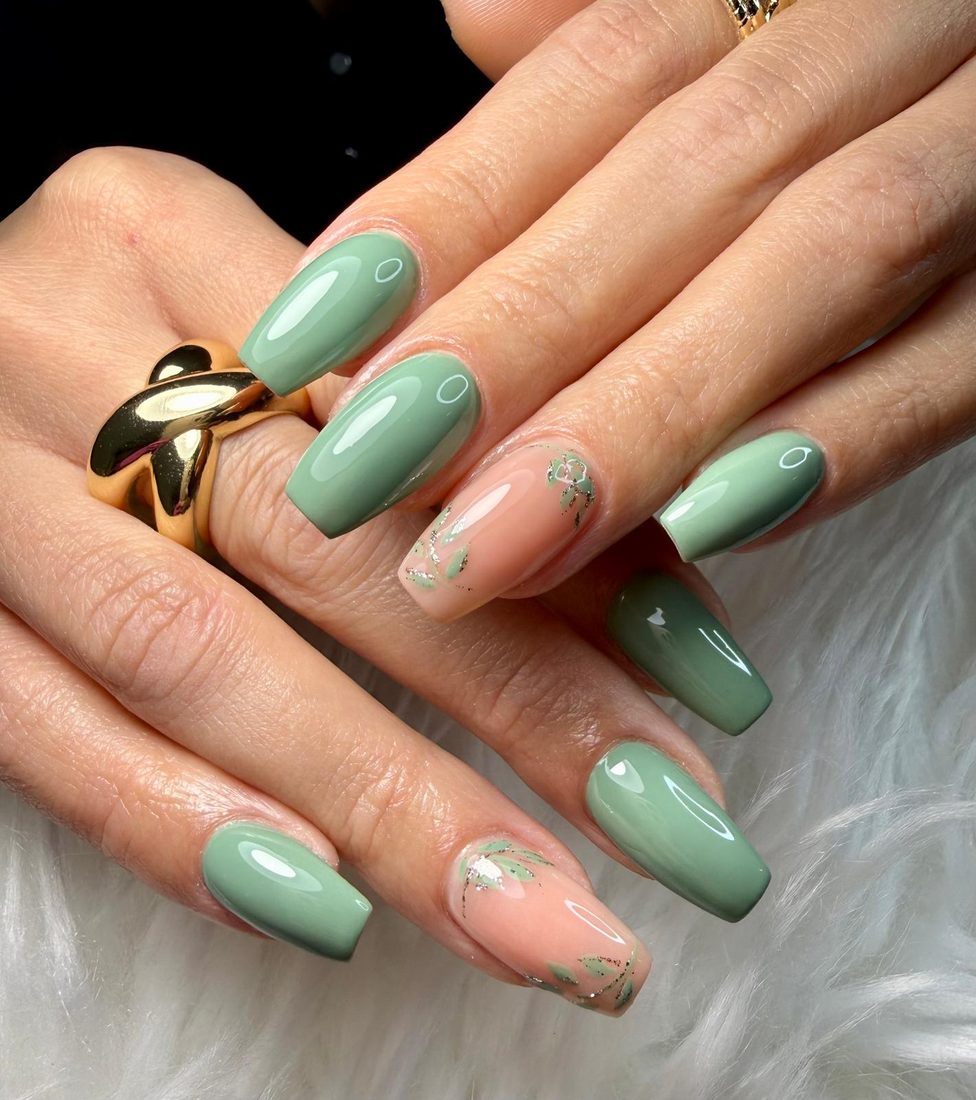 Uñas verde sage estilo coffin con acento floral - MV Premium Nails Tampa