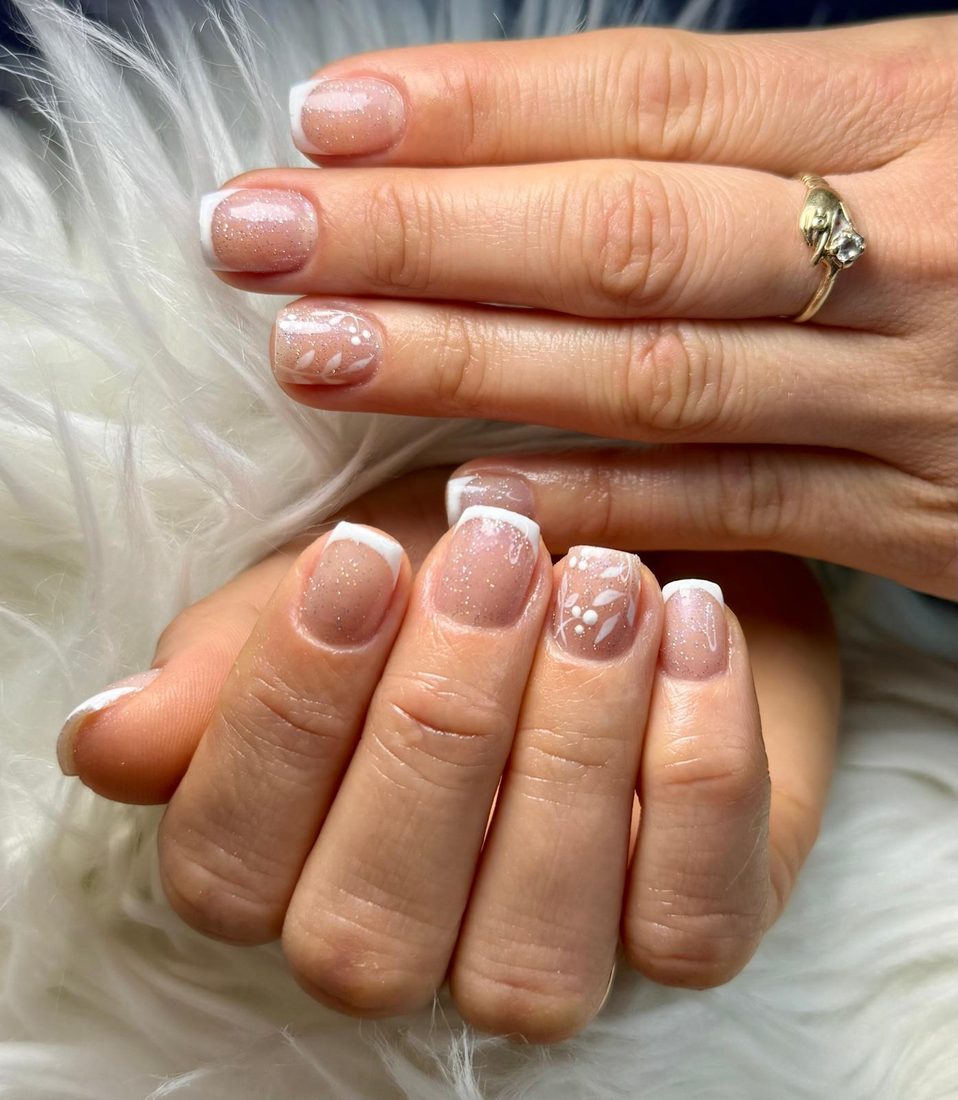 Manicura francesa natural con glitter, estilo delicado