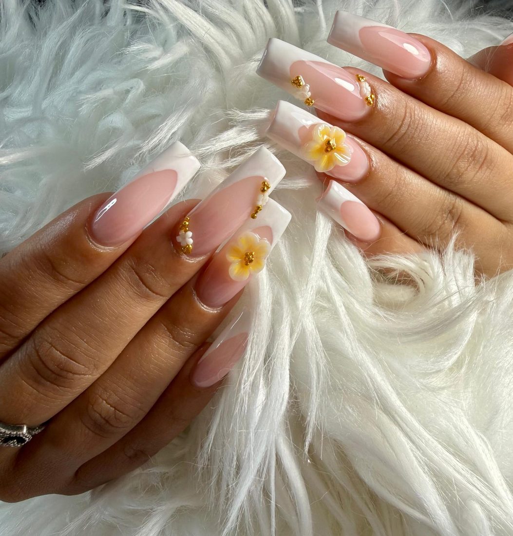 Uñas coffin francesas con flores 3D amarillas y perlas doradas