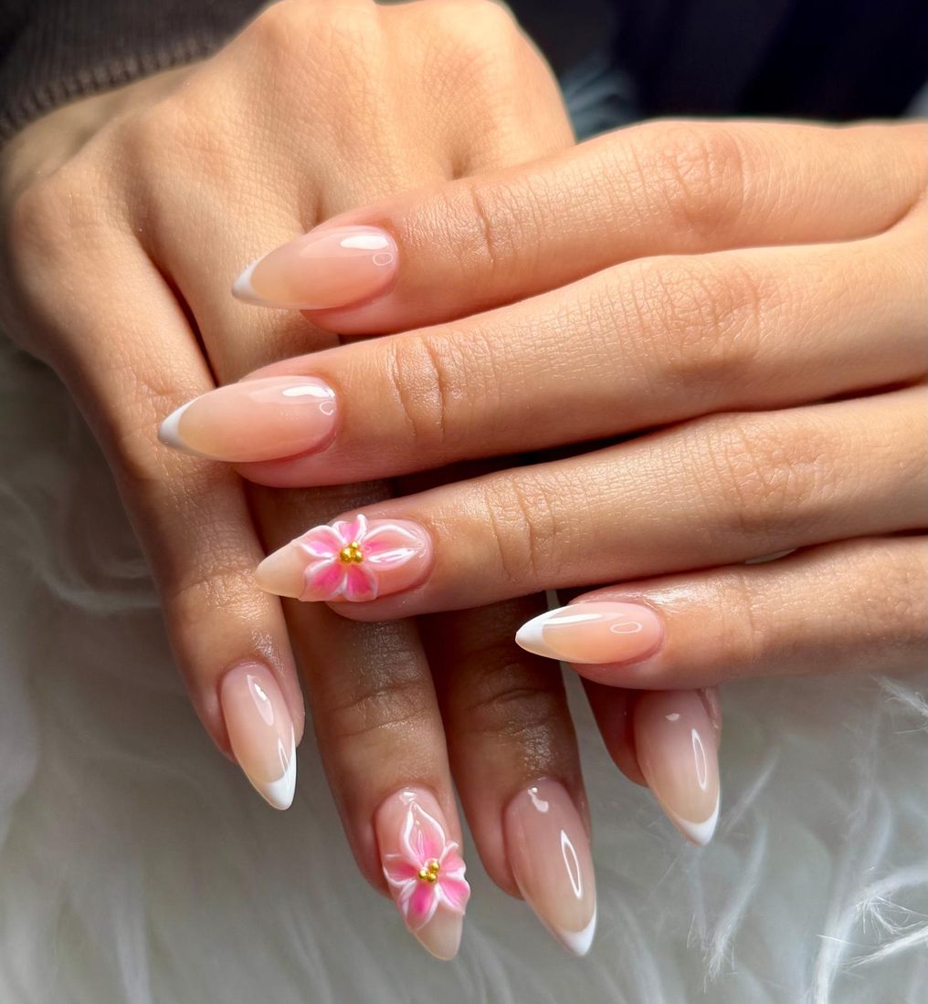Uñas almendra rosa con francés blanco y flores 3D rosadas