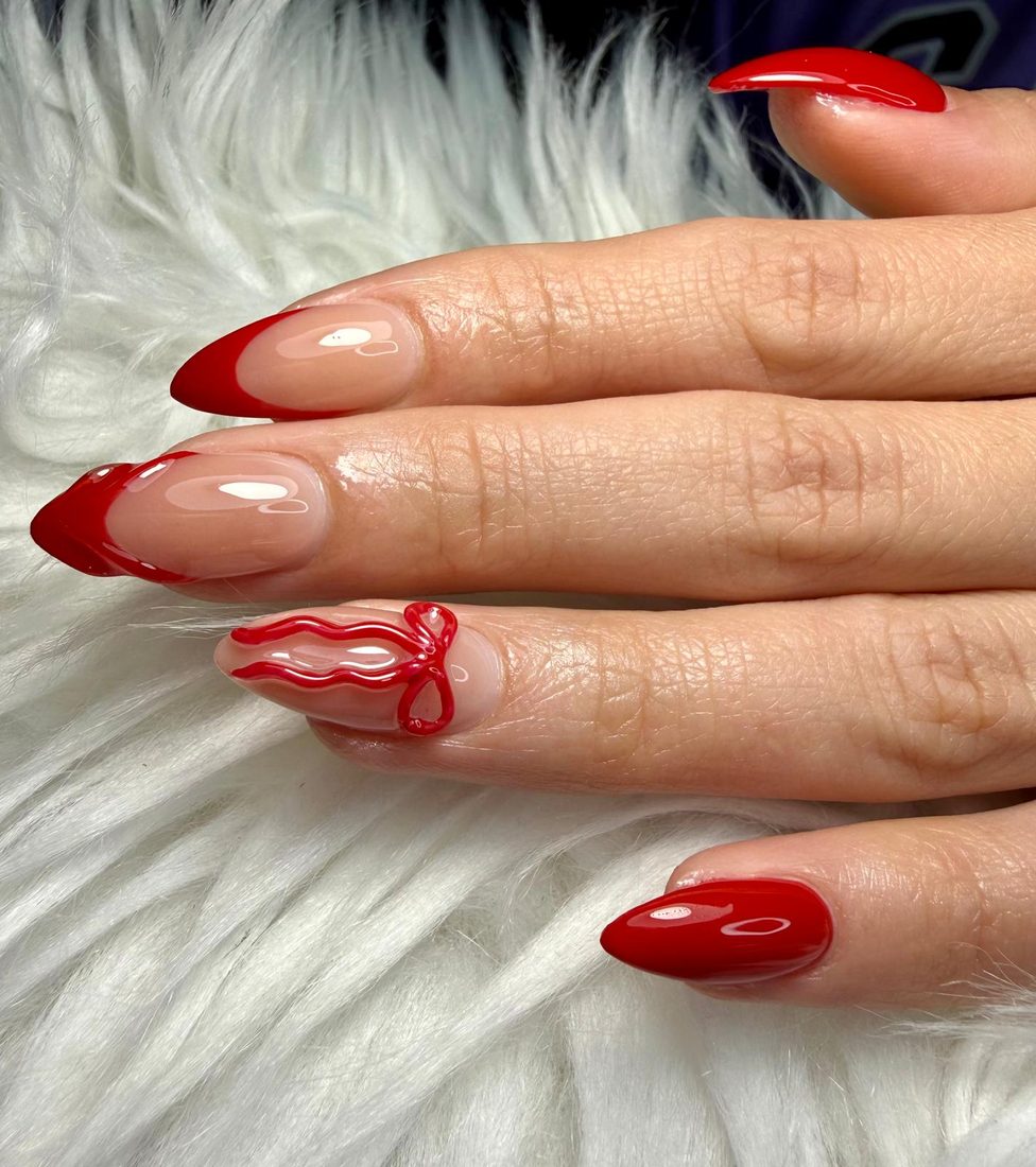 Uñas francesas rojas con moño 3D - diseño San Valentín