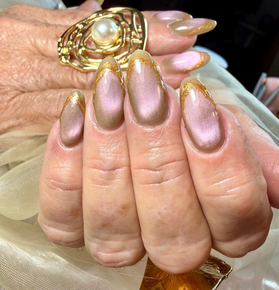 Uñas efecto ojo de gato nude con acentos dorados