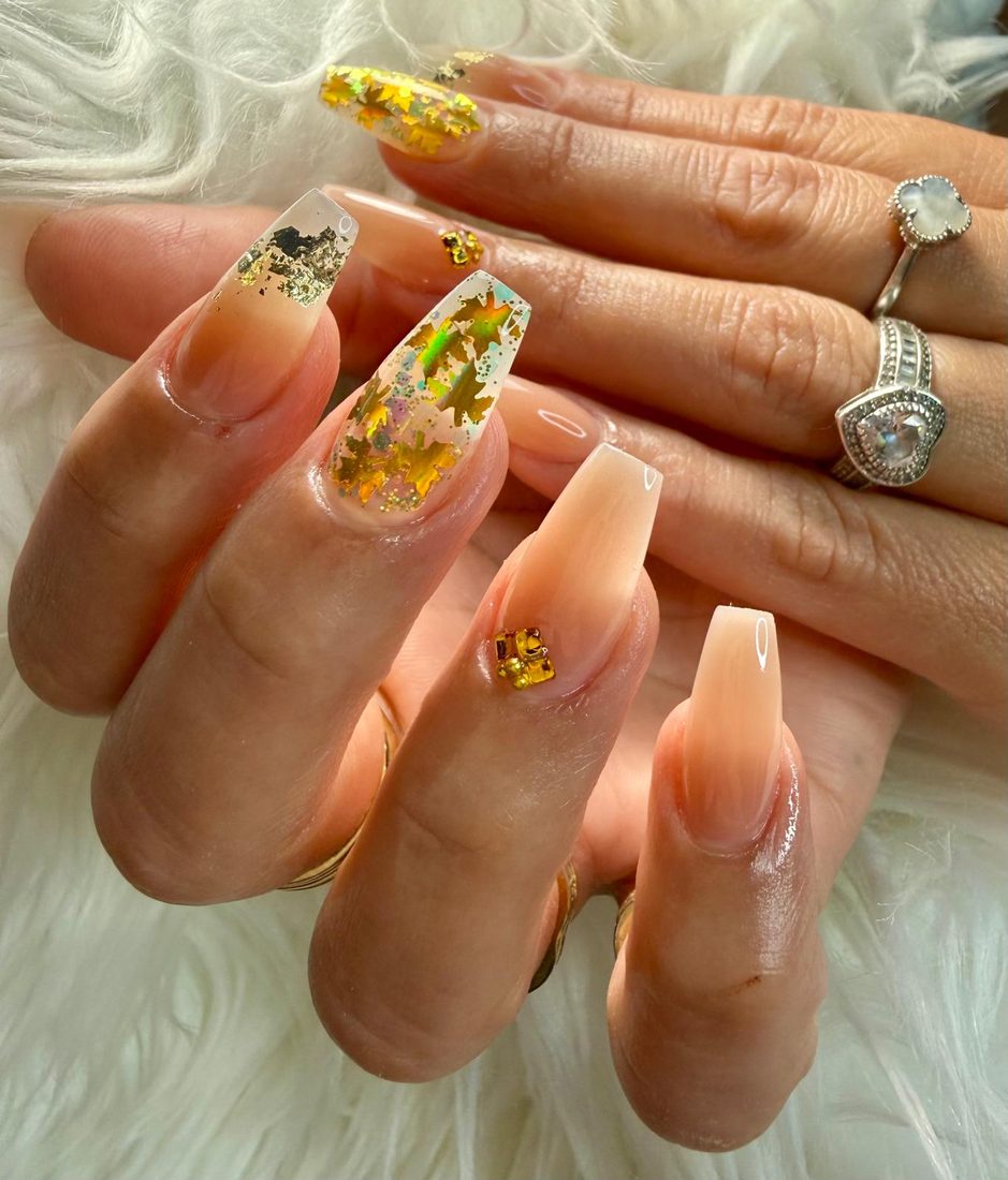 Uñas coffin transparentes con foil dorado y glitter