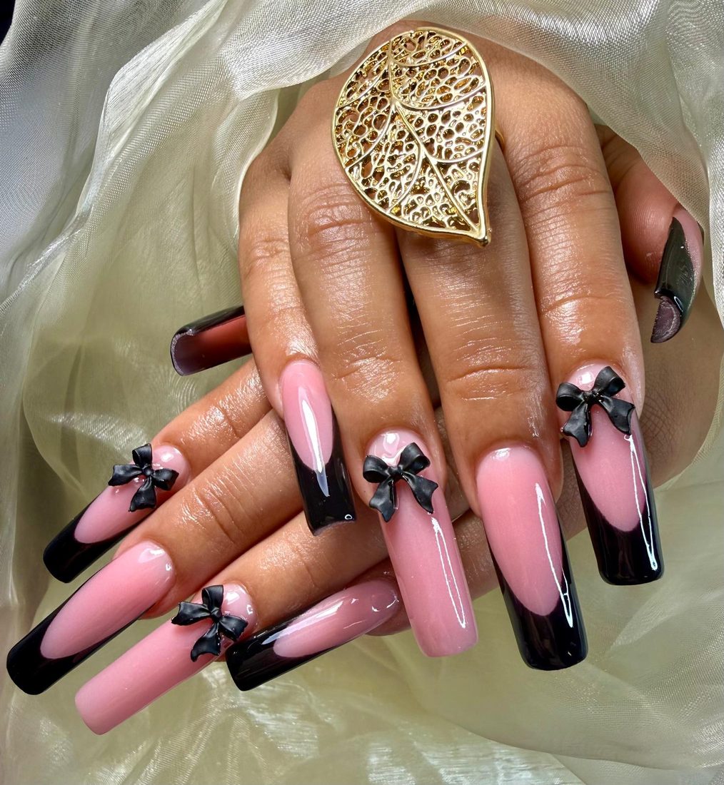 Uñas francesas rosa y negro con moños 3D negros