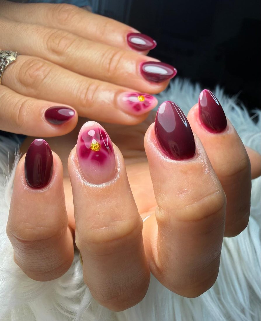 Uñas cortas color vino con acento marmoleado