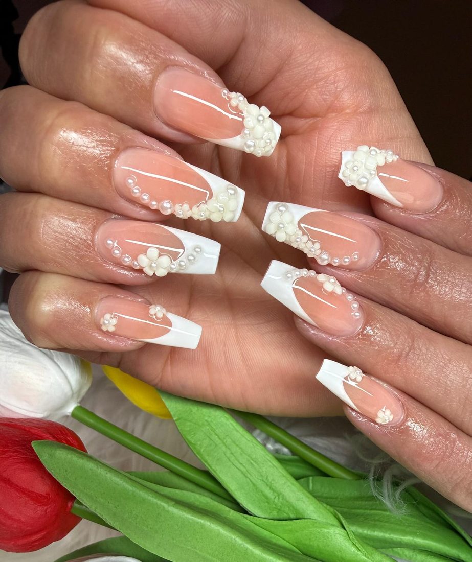 Uñas francesas blancas con flores 3D y perlas