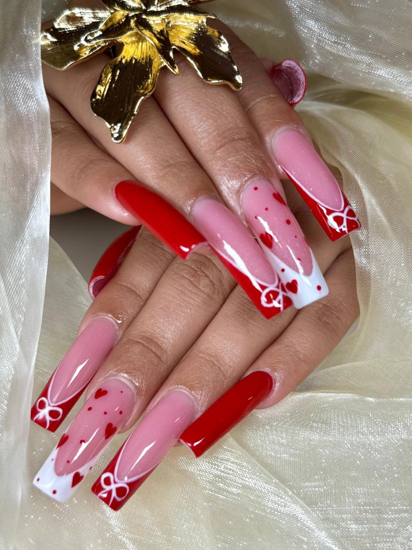 Uñas largas coffin con corazones rojos y moños - diseño romántico