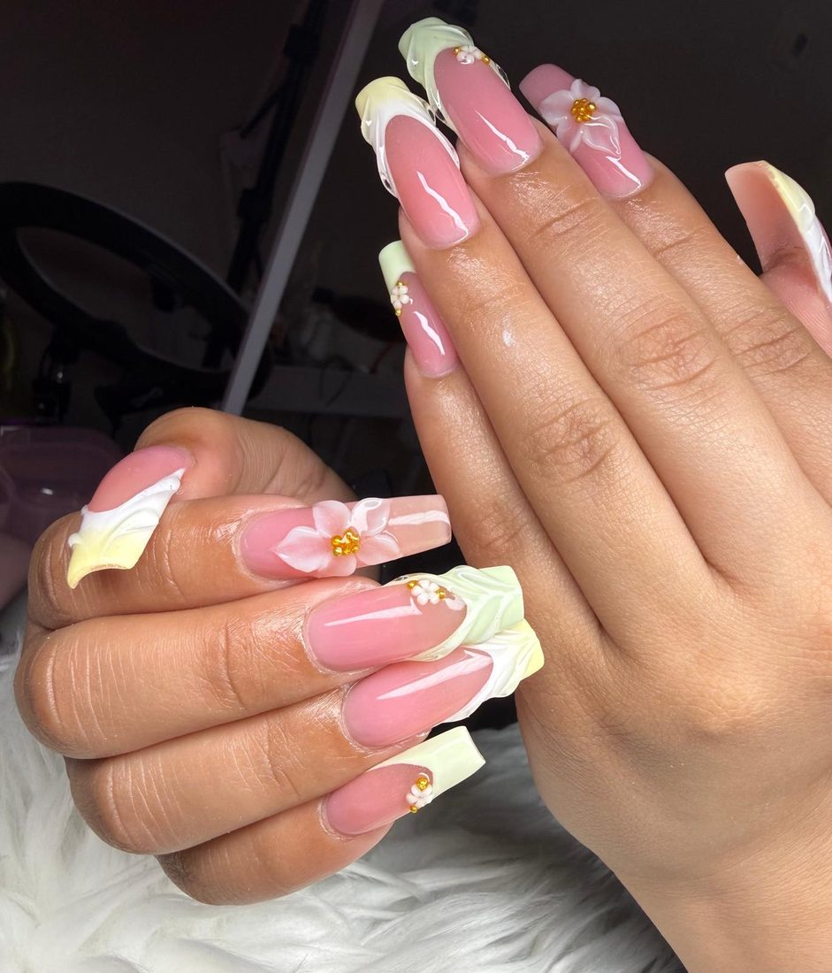 Uñas coffin nude con francés pastel y flores 3D