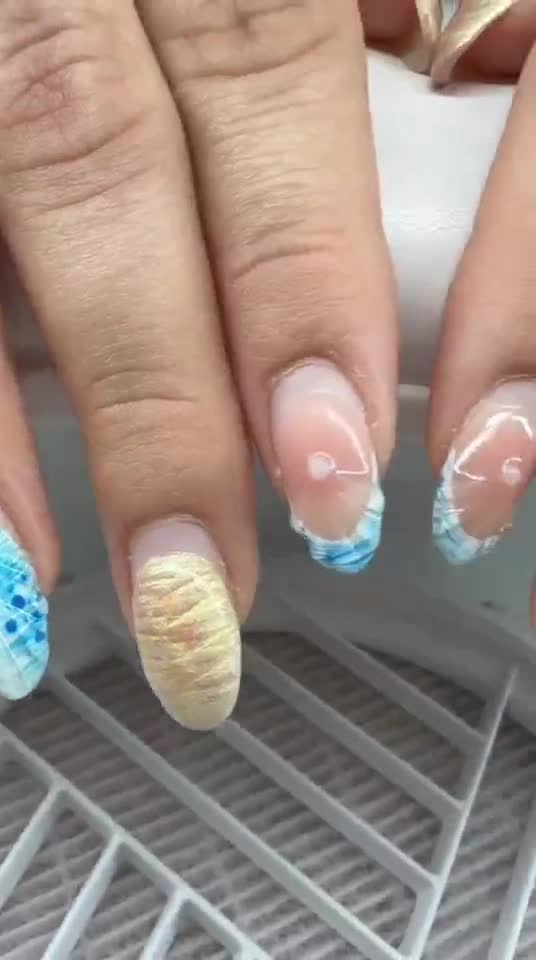 Artista de uñas trabajando en MV Premium Nails, Tampa